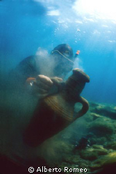 Finding an ancien arab anphora in a wreck of XI century. ... by Alberto Romeo 